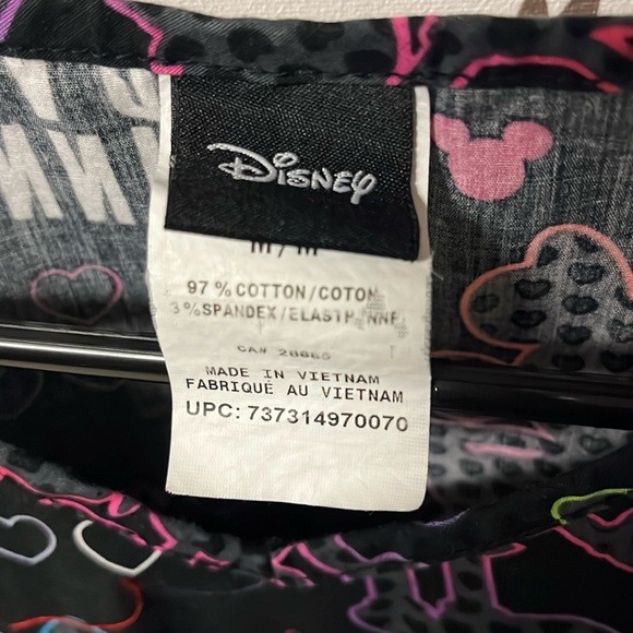 DISNEY Mickey Loves Minnie Size Med W/Front Pockets Scrub Top (T-Shirt) NWOT $55 - Picture 9 of 11